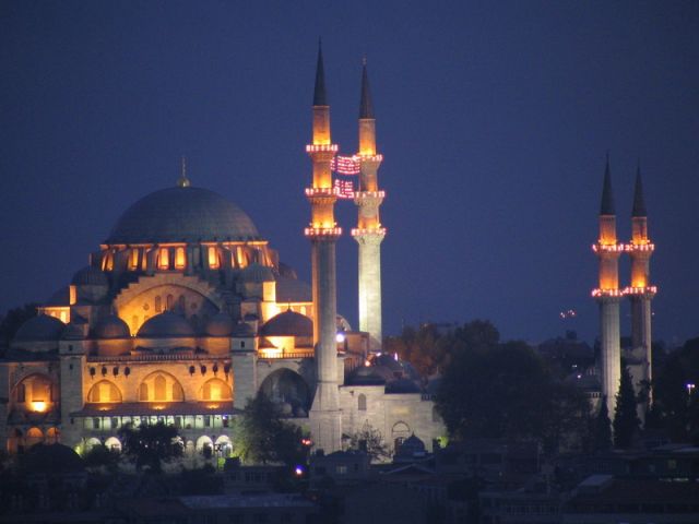 Turkey Suleiman Mosque in Istanbul (night).jpg